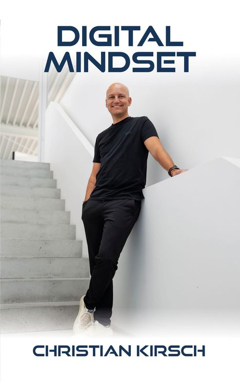 „DIGITAL MINDSET“ oben, „CHRISTIAN KIRSCH“ unten. Ein Mann in Schwarz lehnt lächelnd an einer weißen Treppe.