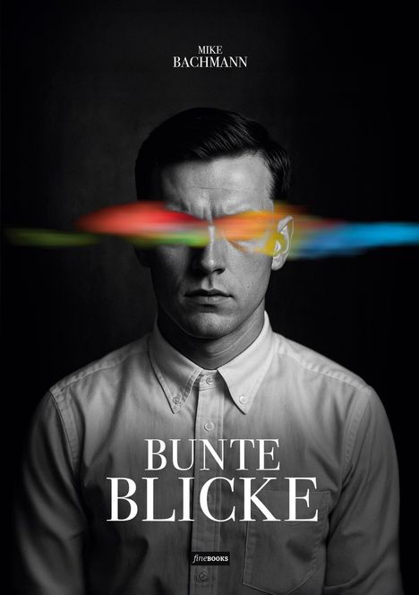 "BUNTE BLICKE" und "MIKE BACHMANN" über schwarz-weiß Bild. Gesicht mit bunten Farben über Augen, Hemdkragen sichtbar.