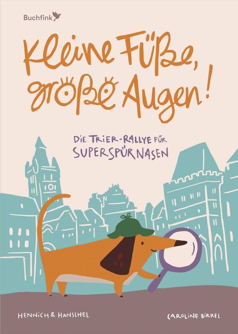 Texte: "Kleine Füße, große Augen!" "Die Trier-Rallye für Superspürnasen". Illustration mit Hund und Stadt im Hintergrund.