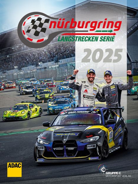 „nürburgring Langstrecken Serie 2025“, darunter zwei fröhliche Rennfahrer, Rennwagen im Hintergrund, ADAC-Logo.