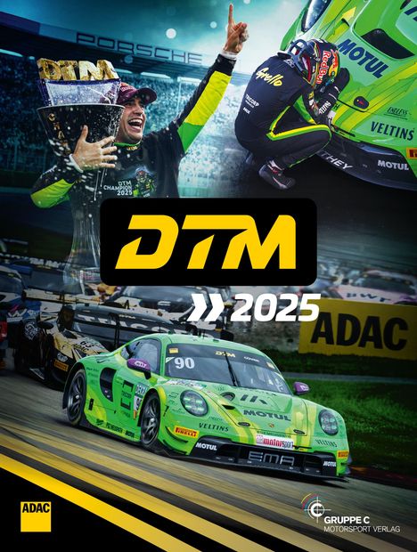 DTM 2025: Ein Rennfahrer feiert mit einem Pokal, neongrüner Rennwagen mit 90er-Nummer fährt auf der Strecke. ADAC-Logo sichtbar.