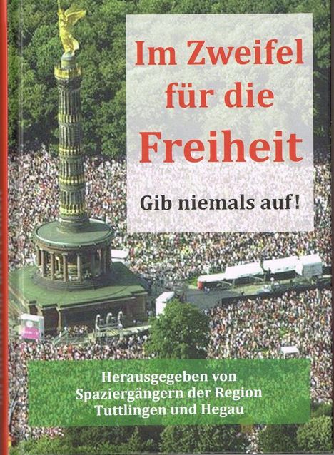„Im Zweifel für die Freiheit. Gib niemals auf!“ Herausgegeben von Spaziergängern der Region Tuttlingen und Hegau. Menschenmenge mit einer Siegessäule.