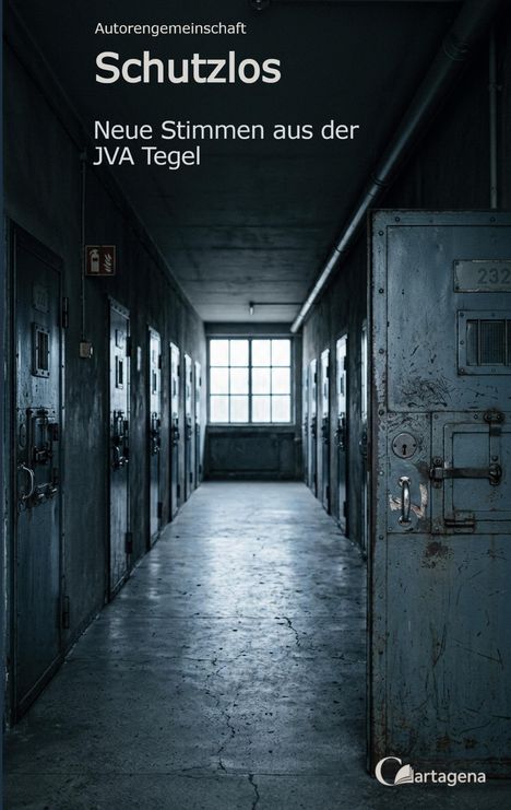 Text: "Schutzlos. Neue Stimmen aus der JVA Tegel." Dunkler Gefängniskorridor mit schweren Metalltüren.