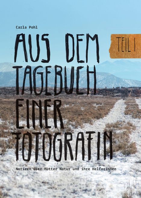Text: "Carla Pohl, AUS DEM TAGEBUCH EINER TOTOGRAFIN, Teil I, Notizen über Mutter Natur und ihre Helferinnen." Hintergrund: schneebedeckte Landschaft.
