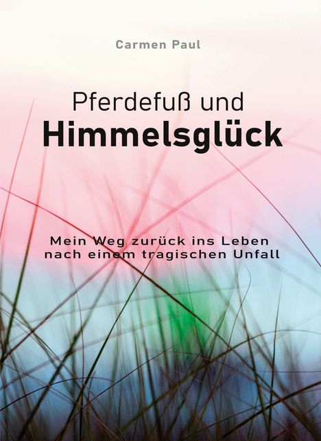 Text: "Pferdefuß und Himmelsglück", "Mein Weg zurück ins Leben nach einem tragischen Unfall". 
Im Hintergrund Gras vor pastellfarbenem Himmel.