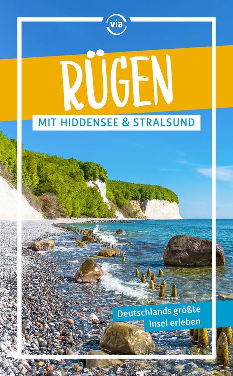 RÜGEN: MIT HIDDENSEE & STRALSUND. Deutschlands größte Insel erleben. Küste mit Klippen, grünem Wald und blauem Meer.