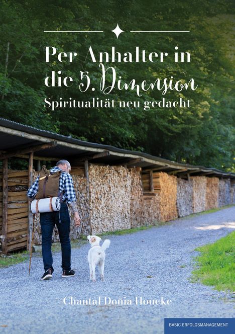 „Per Anhalter in die 5. Dimension. Spiritualität neu gedacht.“ Ein Mann mit Rucksack und Hund geht einen Waldweg entlang.