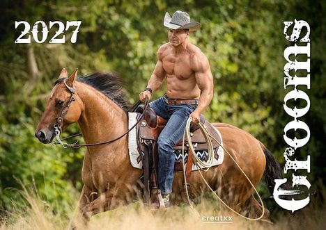 "2027", "Grooms". Ein muskulöser Mann auf einem Pferd, trägt Cowboyhut, Oberkörper frei, Jeans, ländliche Umgebung.
