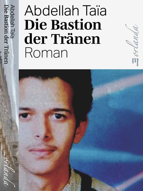 "Abdellah Taïa. Die Bastion der Tränen. Roman." Ein Gesicht im Vordergrund, blauer Hintergrund, links Ruinen. Logo "orlanda".