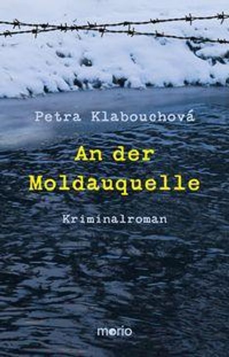 „Petra Klabouchová, An der Moldauquelle, Kriminalroman“ in gelber Schrift. Im Hintergrund Schnee, Wasser, Stacheldraht.
