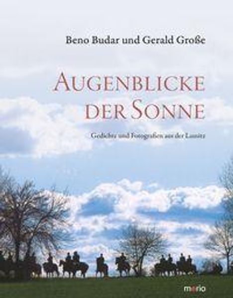 "AUGENBLICKE DER SONNE" in roter Schrift, darunter "Gedichte und Fotografien aus der Lausitz". Reiter im Gegenlicht.
