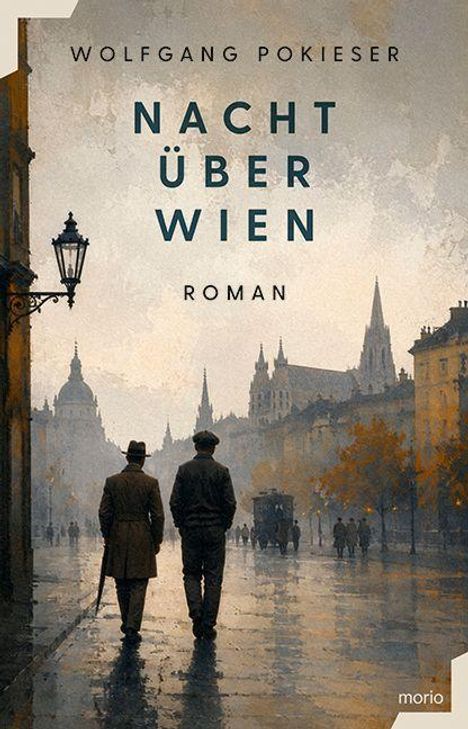 Der Text lautet: "WOLFGANG POKIESER, NACHT ÜBER WIEN, ROMAN". Zwei Männer in Mänteln gehen durch eine regnerische Stadt.