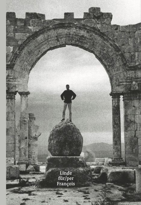 Text: „Linde für/per François“. Eine Person steht auf einem großen Felsen unter einem alten Steinbogen.