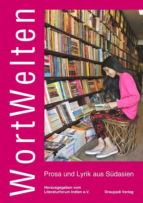 „WortWelten – Prosa und Lyrik aus Südasien“. Eine Frau sitzt lesend auf einem Hocker vor Bücherregalen.