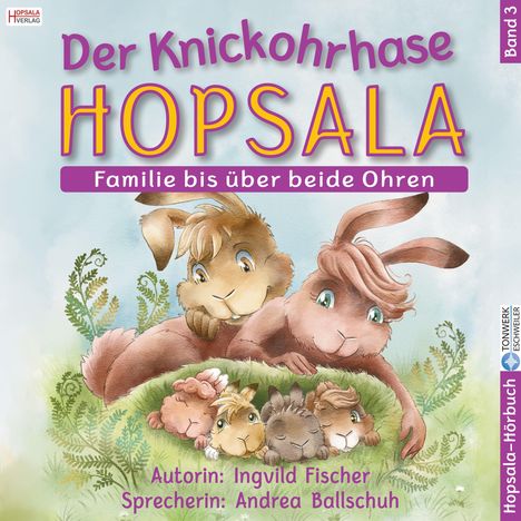 Text: "Der Knickohrhase Hopsala: Familie bis über beide Ohren. Autorin: Ingvild Fischer, Sprecherin: Andrea Ballschuh." Illustration: Hasenfamilie auf einer Wiese.