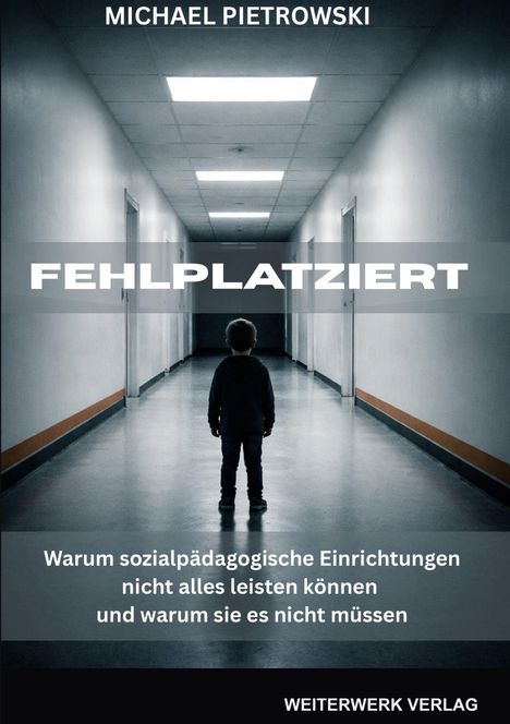 Buchtitel "Fehlplatziert" von Michael Pietrowski, ein Kind steht allein in einem langen, leeren Flur.