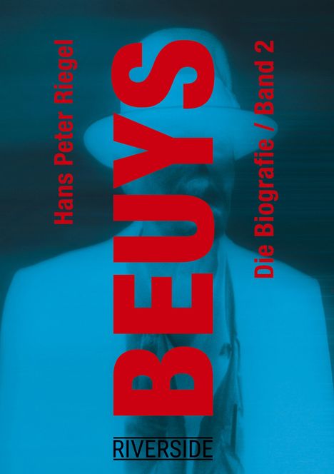 Rot: "Hans Peter Riegel", "BEUYS", "Die Biografie / Band 2". Unten "RIVERSIDE". Unscharfe Figur mit Hut und Jacke in Blau.