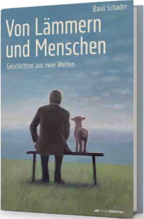 "Von Lämmern und Menschen. Geschichten aus zwei Welten." Ein Mann und ein Lamm sitzen auf einer Bank, blicken in die Ferne.