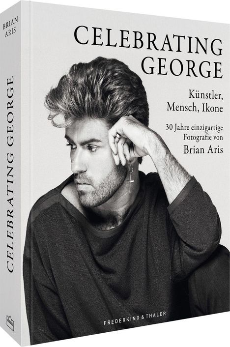 "Celebrating George. Künstler, Mensch, Ikone. 30 Jahre einzigartige Fotografie von Brian Aris." Schwarz-weiß Porträt eines Mannes.