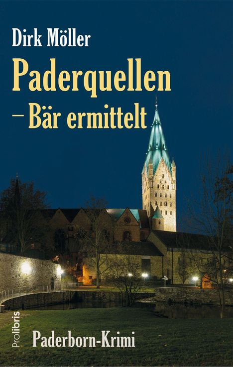 "Dirk Möller: Paderquellen – Bär ermittelt. Paderborn-Krimi. Gebäude bei Nacht, angestrahlt, hohe Kirchturmspitze."