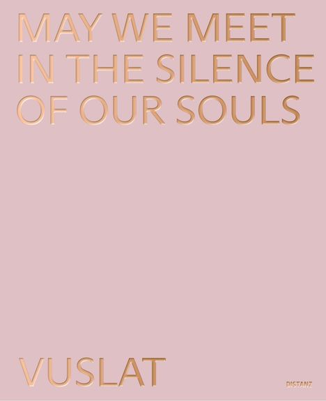 „MAY WE MEET IN THE SILENCE OF OUR SOULS“ und „VUSLAT“ in goldener Schrift auf rosa Hintergrund.