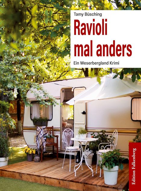 „Tamy Büsching. Ravioli mal anders. Ein Weserbergland Krimi.“ Ein gemütlicher Wohnwagen mit Gartenmöbeln im Grünen.