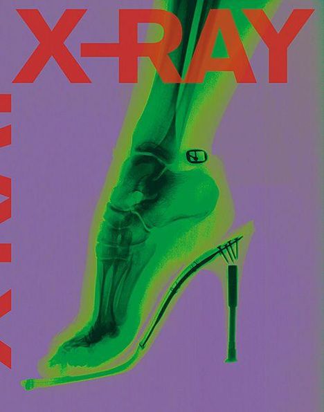 Text: "X-RAY". Röntgenaufnahme eines Fußes in einem High Heel. Grün auf lila Hintergrund.
