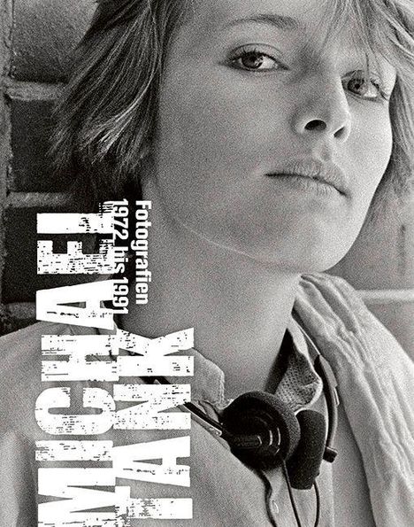 „Fotografien 1972 bis 1991“ in Weiß. Nahaufnahme eines nachdenklichen Menschen mit Kopfhörern, schwarz-weiß.