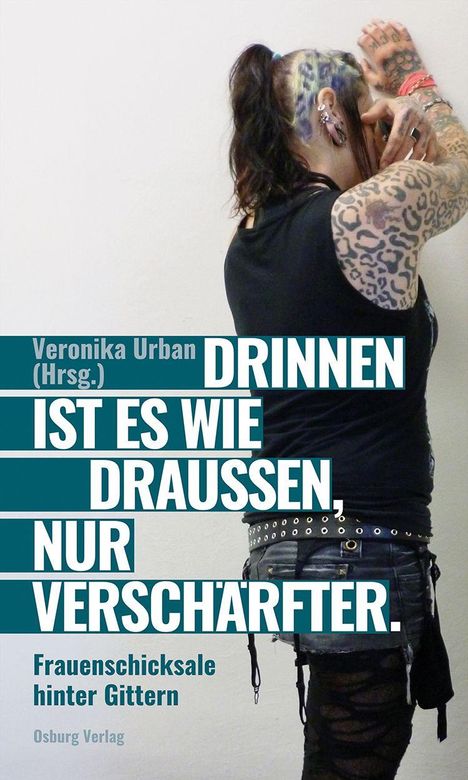 "Veronika Urban (Hrsg.) DRINNEN IST ES WIE DRAUSSEN, NUR VERSCHÄRFER. Frauenschicksale hinter Gittern. Osburg Verlag." Eine tätowierte Person von hinten.