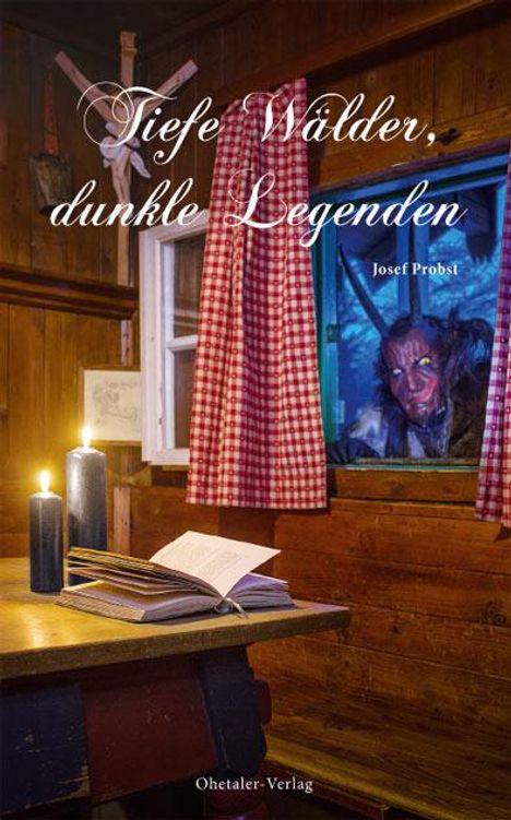 „Tiefe Wälder, dunkle Legenden“ von Josef Probst. Kerzenlicht, offenes Buch, rote Vorhänge, gruselige Gestalt draußen.