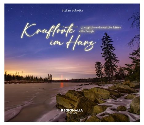 „Kraftorte im Harz“ von Stefan Sobotta; Landschaft mit See, Bäumen und Sternenhimmel bei Dämmerung.