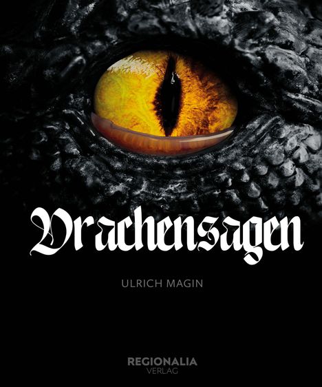 "Drachensagen" und "ULRICH MAGIN" in gotischer Schrift. Großes drachenartiges Auge mit gelber Iris und vertikaler Pupille.