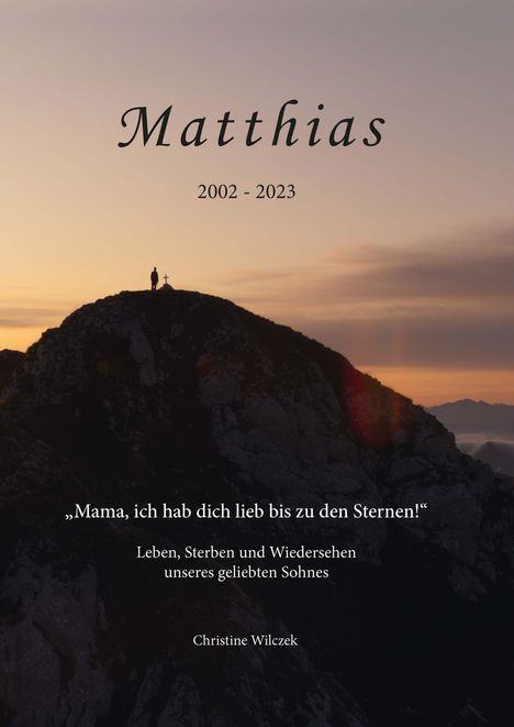 „Matthias 2002-2023. Mama, ich hab dich lieb bis zu den Sternen!“; Eine Silhouette auf einem Berg bei Sonnenuntergang.