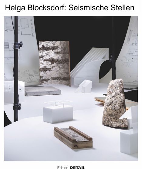Helga Blocksdorf: Seismische Stellen. Architekturdarstellungen und Modelle auf weißem Untergrund.