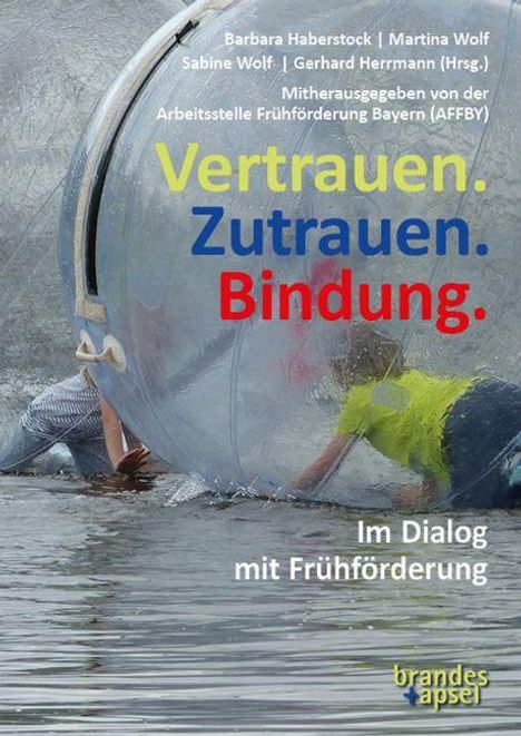 Text: "Vertrauen. Zutrauen. Bindung. Im Dialog mit Frühförderung." Zwei Kinder in einem Wasserball auf einem See.