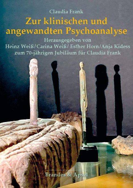 "Zur klinischen und angewandten Psychoanalyse" von Claudia Frank. Skulpturen vor dunklem Hintergrund.