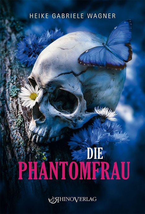 „HEIKE GABRIELE WAGNER, DIE PHANTOMFRAU“. Totenkopf mit blauen Blumen und Schmetterling in einer mystischen Szene.