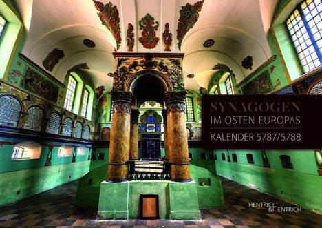 "SYNAGOGEN IM OSTEN EUROPAS KALENDER 5787/5788". Innenansicht einer Synagoge mit kunstvollen Bögen und bemalten Wänden.