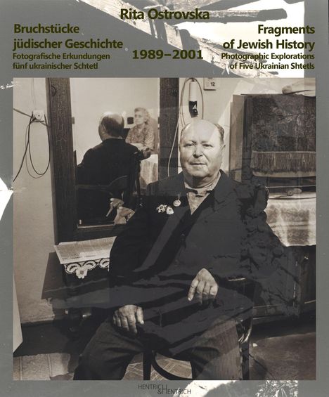 Bruchstücke jüdischer Geschichte 1989–2001. Schwarz-Weiß-Foto eines Mannes in einem Raum mit Spiegel.
