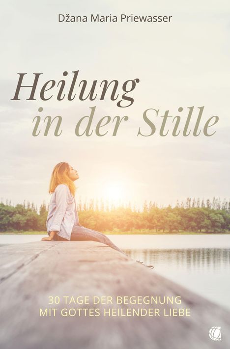 "Heilung in der Stille"; "30 Tage der Begegnung mit Gottes heilender Liebe." Frau sitzt am See bei Sonnenuntergang.
