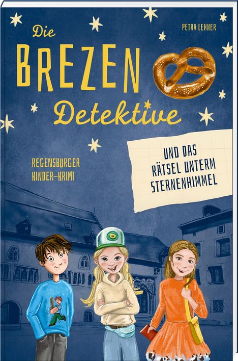 "Die Brezen Detektive und das Rätsel unterm Sternenhimmel." Illustration von 3 Kindern vor einem alten Gebäude mit Sternen.