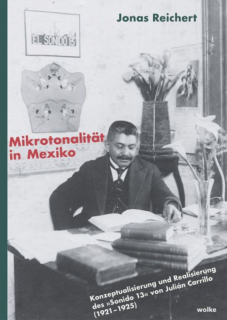 "Mikrotonalität in Mexiko" in roter Schrift, darunter ein Mann an einem Schreibtisch mit Büchern, Blumen im Hintergrund.