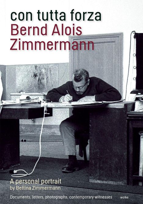 "con tutta forza Bernd Alois Zimmermann, A personal portrait by Bettina Zimmermann." Mann schreibt an einem Tisch.