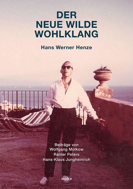 Text: "DER NEUE WILDE WOHLKLANG, Hans Werner Henze, Beiträge von Wolfgang Molkow, Rainer Peters, Hans-Klaus Jungheinrich, wolke." Ein Mann in Sonnenbrille steht auf einer Terrasse, Meer und Himmel im Hintergrund.