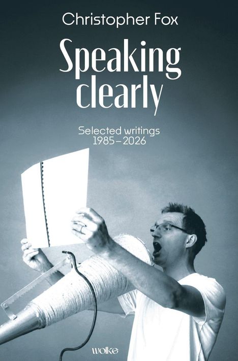 Text: "Christopher Fox. Speaking Clearly. Selected writings 1985–2026." Ein Mann spricht durch ein Megafon.