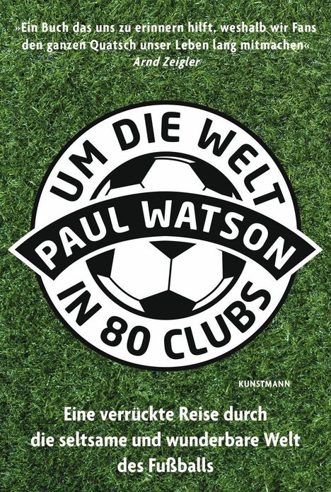 Text über grasgrünem Hintergrund: „Ein Buch das uns zu erinnern hilft…“ Logo mit Fußball und Text: „Um die Welt in 80 Clubs“.