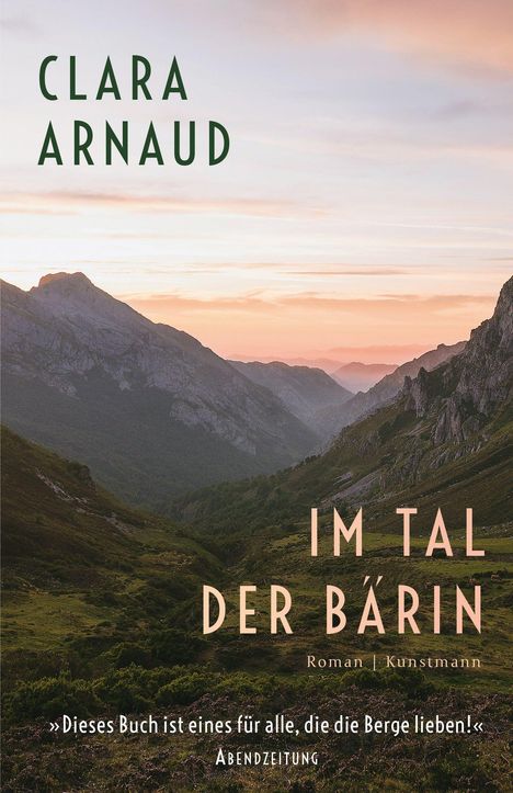 "Clara Arnaud: Im Tal der Bärin, Roman. 'Dieses Buch ist eines für alle, die die Berge lieben!' Abendzeitung." Berglandschaft bei Sonnenuntergang.