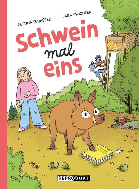 „Schwein mal eins“. Ein lächelndes Wildschwein auf einem Mathematikbuch, daneben ein Mädchen und ein Baumhaus.