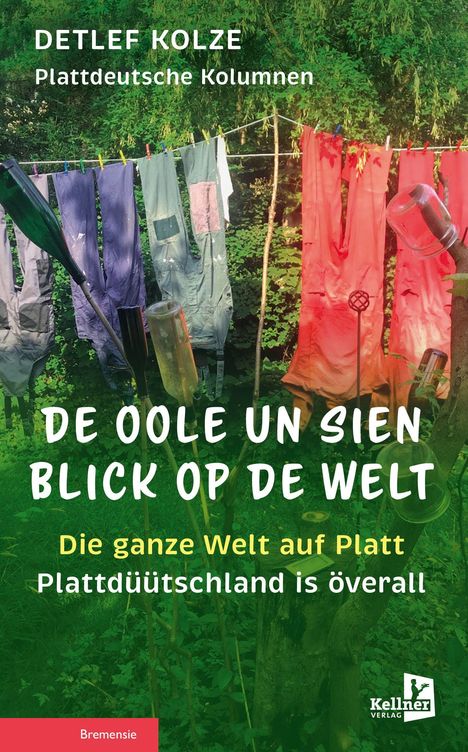 "DE OOLE UN SIEN BLICK OP DE WELT" in Weiß über grünem Hintergrund, Wäsche hängt an einer Leine im Wald.