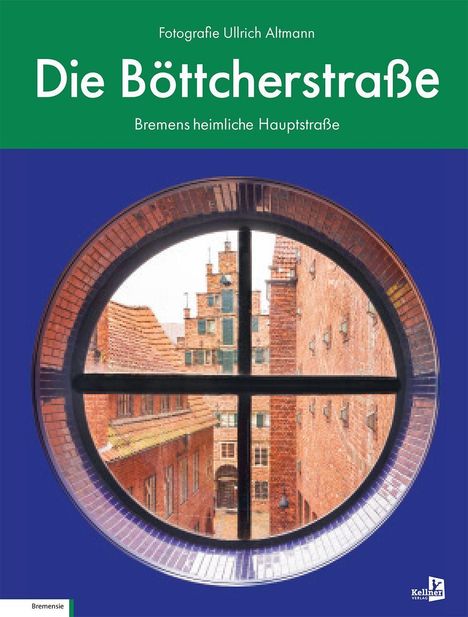 Oben steht: "Fotografie Ullrich Altmann. Die Böttcherstraße. Bremens heimliche Hauptstraße." Rundes Fenster; Backsteinhäuser.
